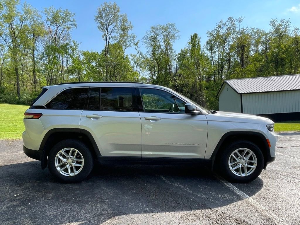 Used 2024 Jeep Grand Cherokee Laredo X w/ Luxury Tech Group I AWD/4WD image 2