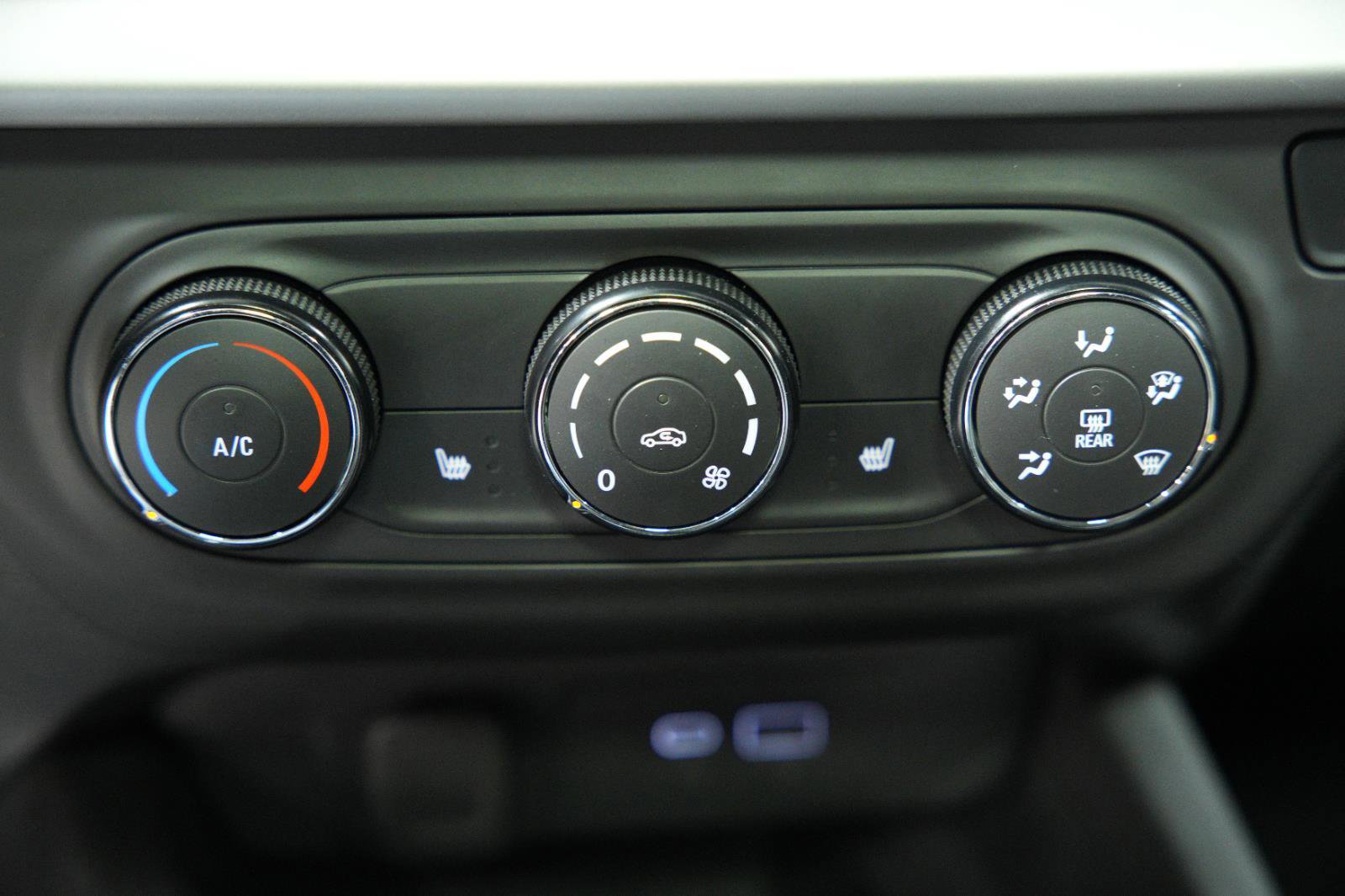 Used 2024 Chevrolet Trax RS w/ Sunroof Package FWD image 37