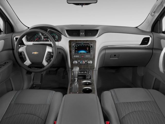 Used 2025 Chevrolet Traverse LT w/ Driver Confidence Package image 3