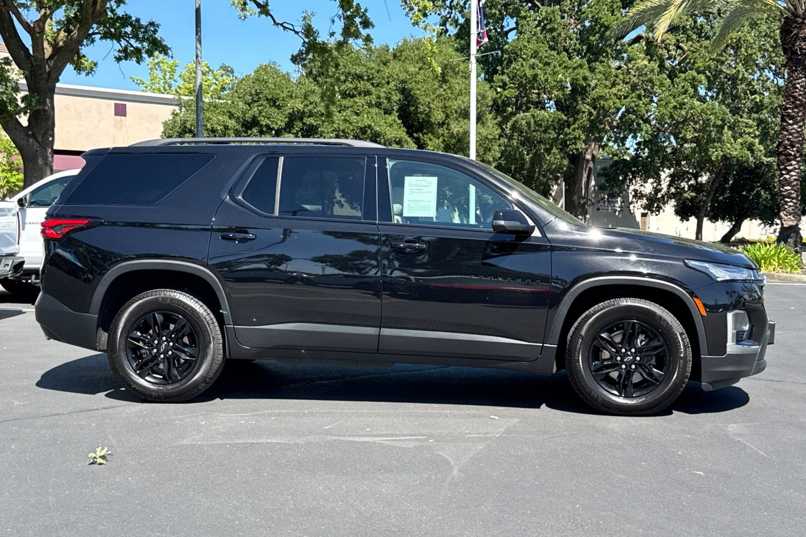Used 2022 Chevrolet Traverse LS w/ Midnight/Sport Edition image 2