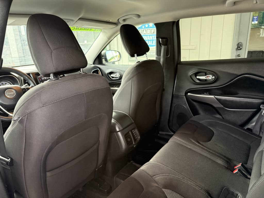 Used 2019 Jeep Cherokee Latitude w/ Popular Appearance Group FWD image 12