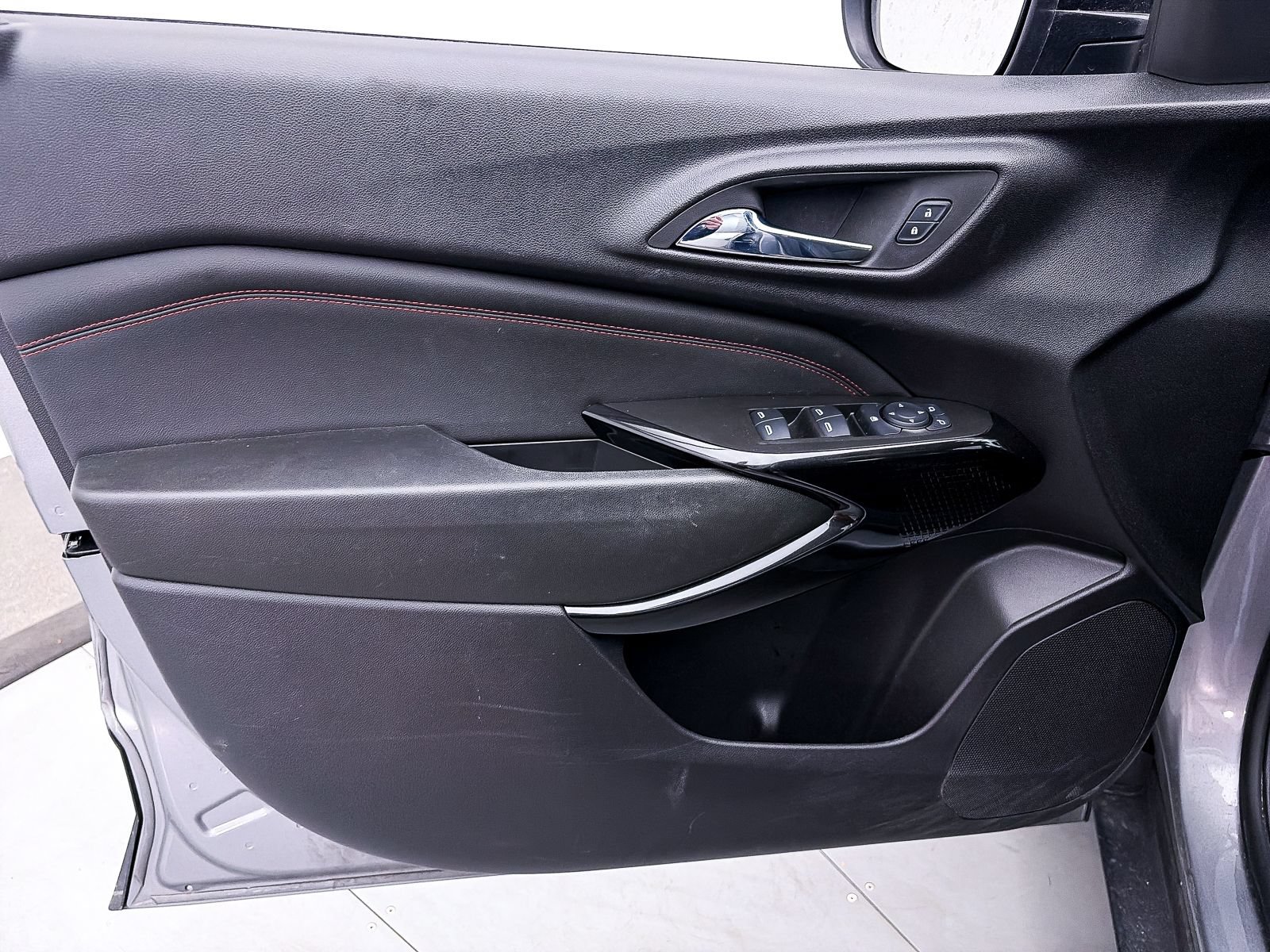 Used 2024 Chevrolet Trax RS w/ Sunroof Package FWD image 15