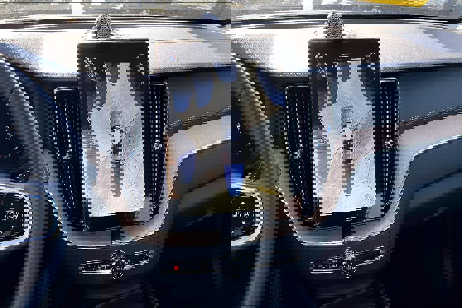 New 2026 Volvo XC60 B5 Ultra w/ Protection Package Premier image 8