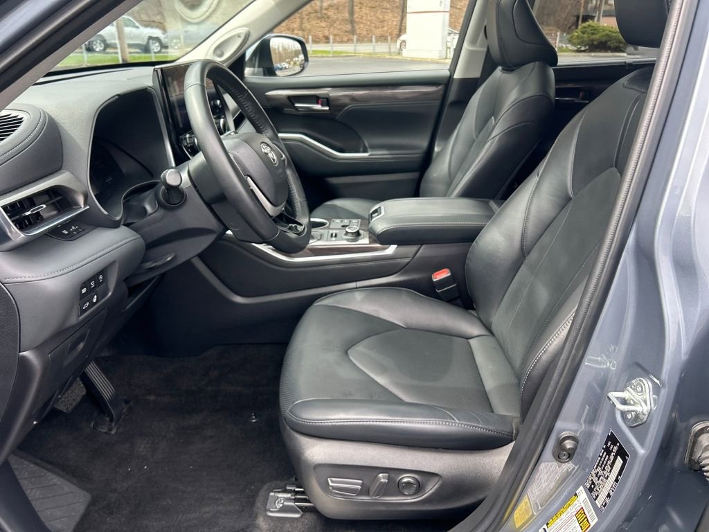 Used 2023 Toyota Highlander Limited image 19