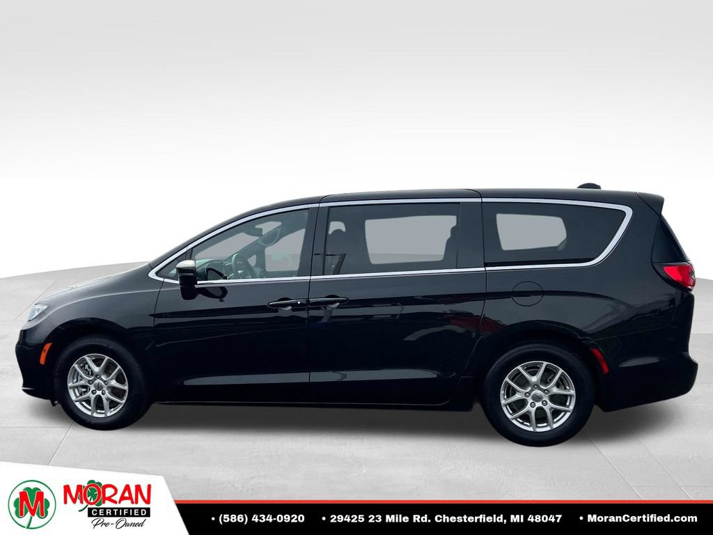 Used 2025 Chrysler Pacifica Select FWD image 2