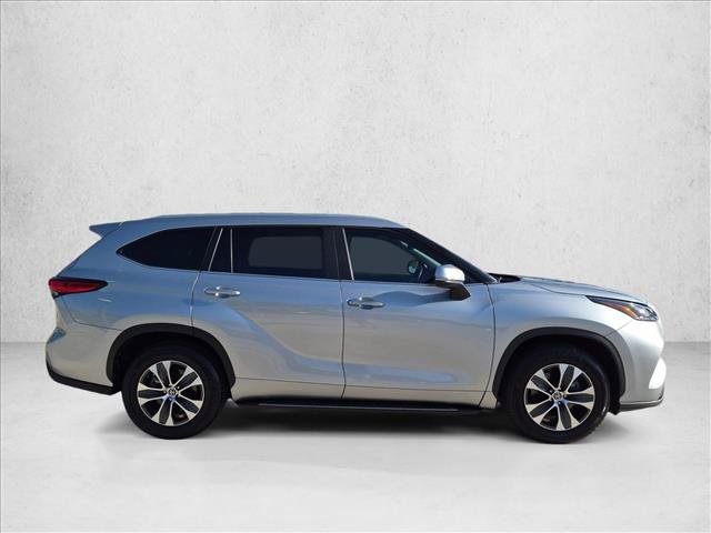 Used 2023 Toyota Highlander XLE FWD image 4