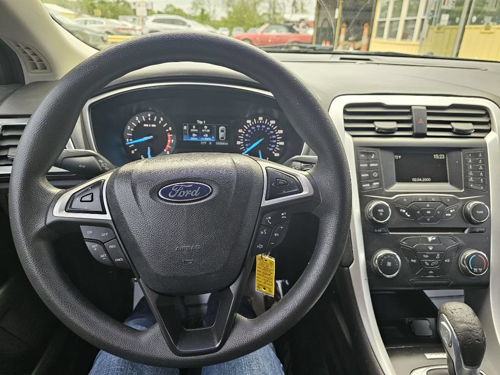 Used 2015 Ford Fusion SE FWD image 24