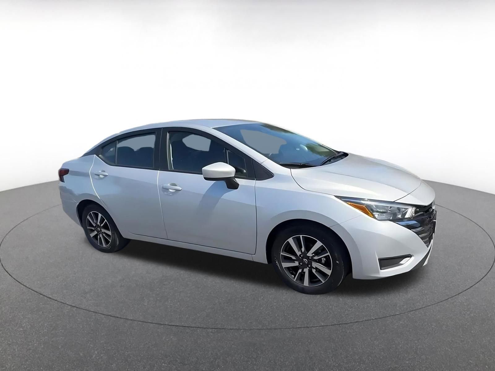 Used 2025 Nissan Versa SV image 2