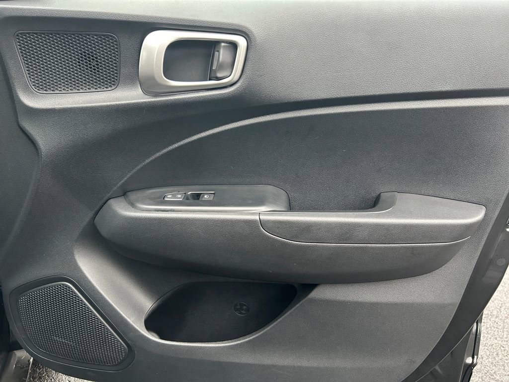 Certified 2025 Hyundai Venue SEL image 25