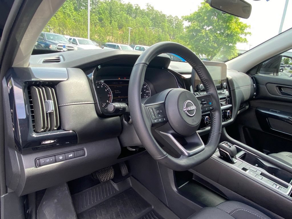 Used 2025 Nissan Pathfinder SV FWD image 9
