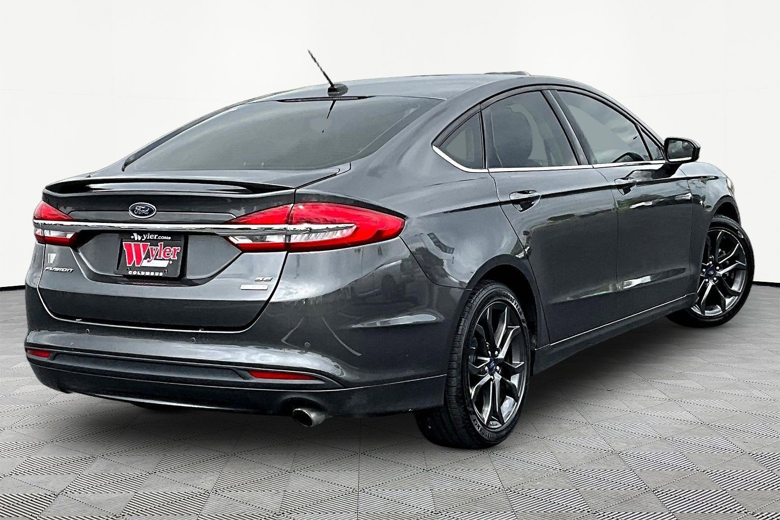Used 2018 Ford Fusion SE w/ Equipment Group 201A FWD image 6
