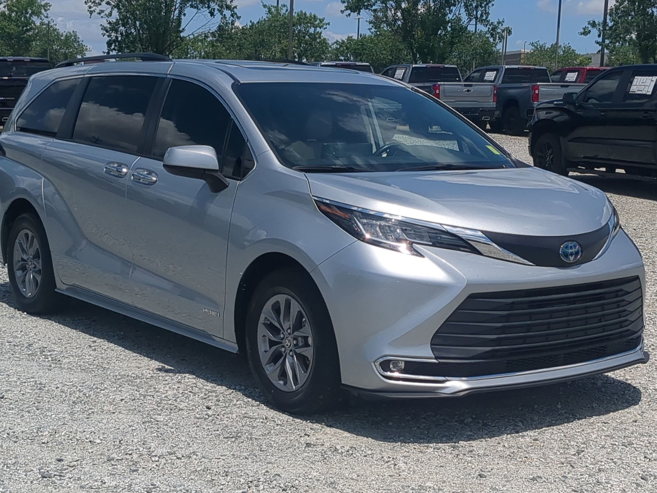Used 2021 Toyota Sienna XLE FWD image 2
