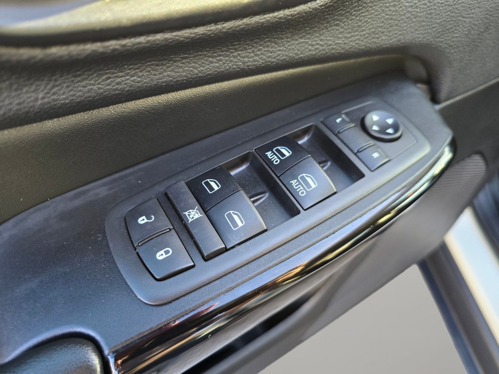 Used 2019 Jeep Cherokee Latitude Plus AWD/4WD image 32