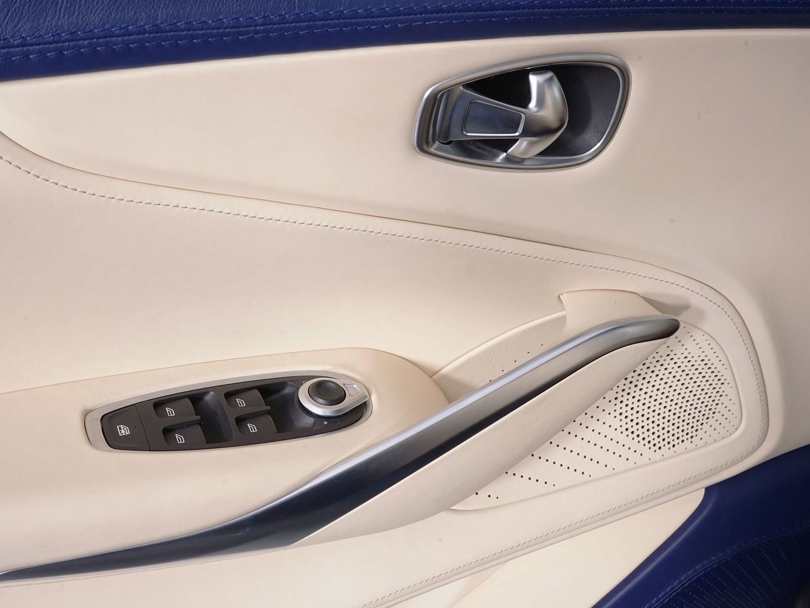 Used 2021 Aston Martin DBX image 36