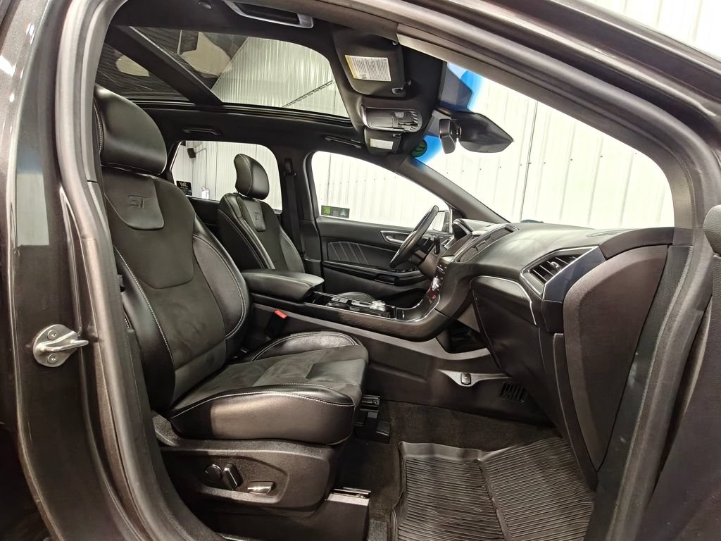 Used 2019 Ford Edge ST w/ Cold Weather Package AWD/4WD image 29