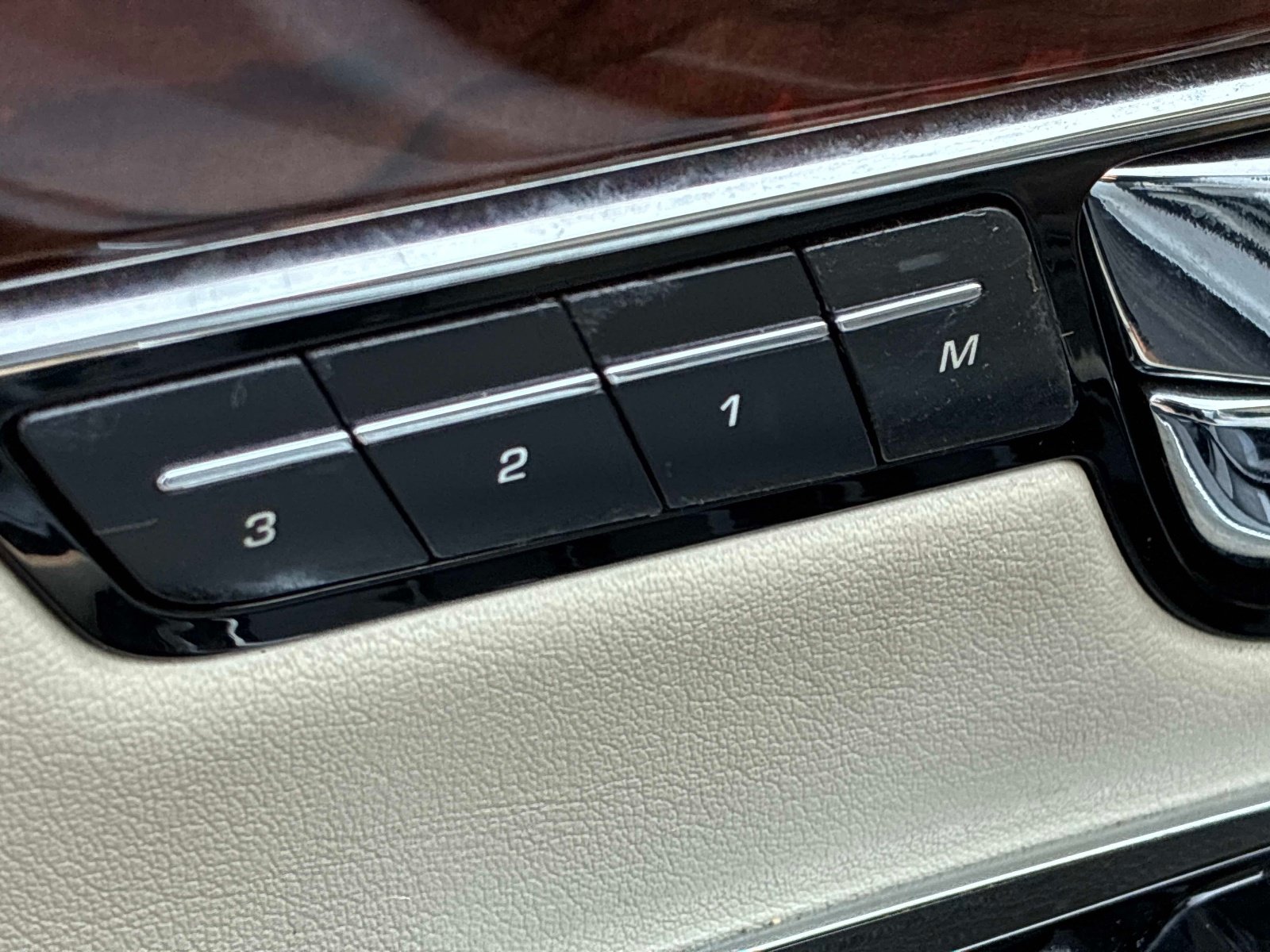 Used 2013 Jaguar XJ RWD image 23