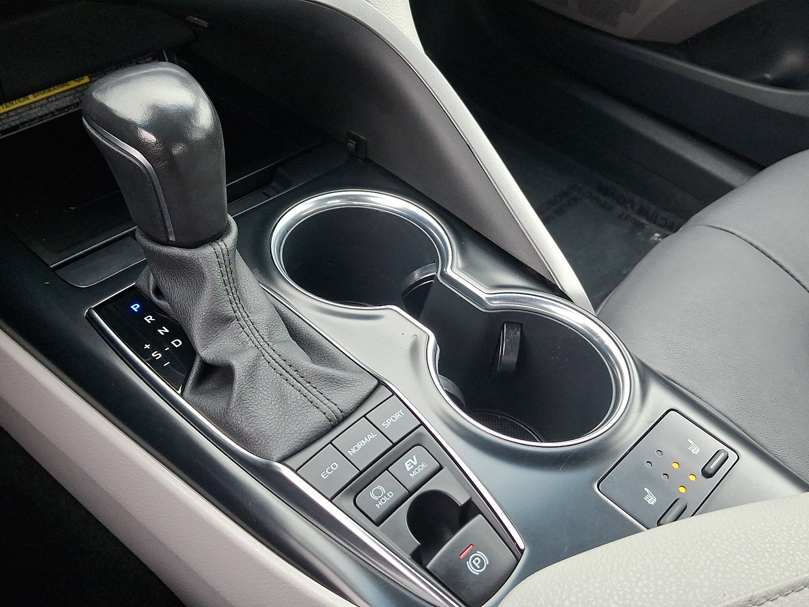 Used 2020 Toyota Camry XLE FWD image 18
