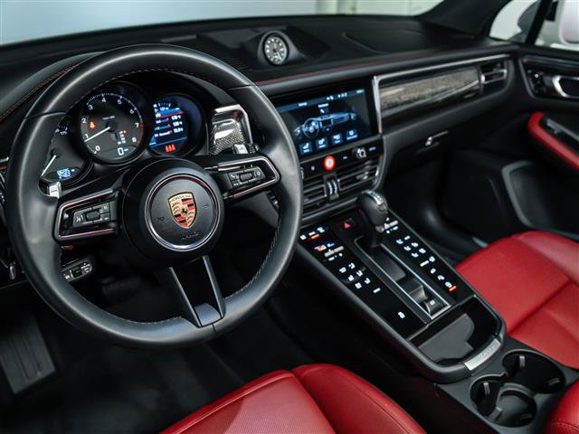 Certified 2025 Porsche Macan AWD/4WD image 4