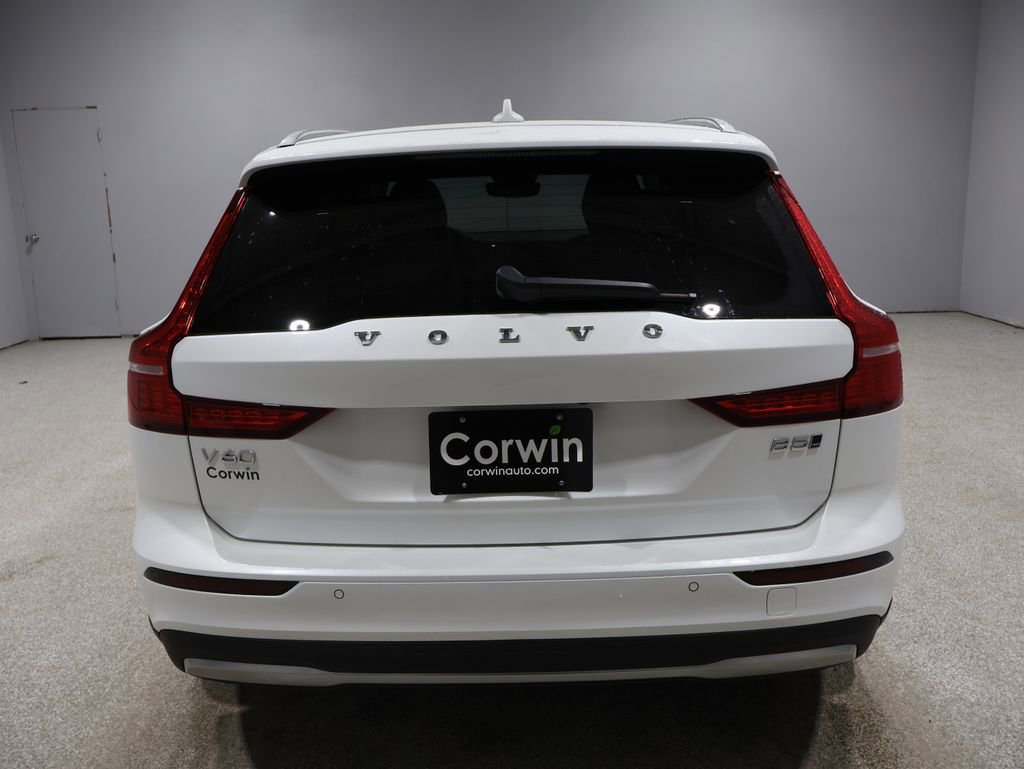 Used 2025 Volvo V60 B5 Cross Country Plus image 3