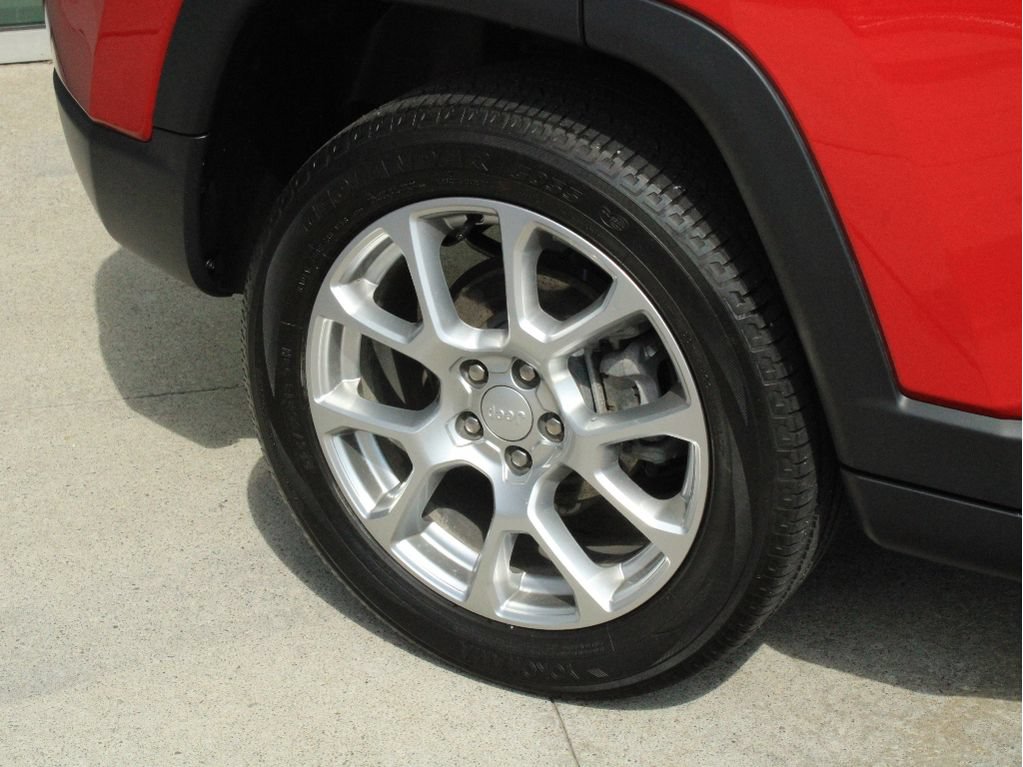 Certified 2023 Jeep Compass Latitude w/ Sun and Sound Group AWD/4WD image 36