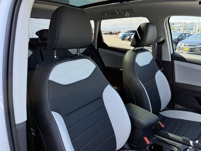New 2025 Volkswagen Taos SEL image 21