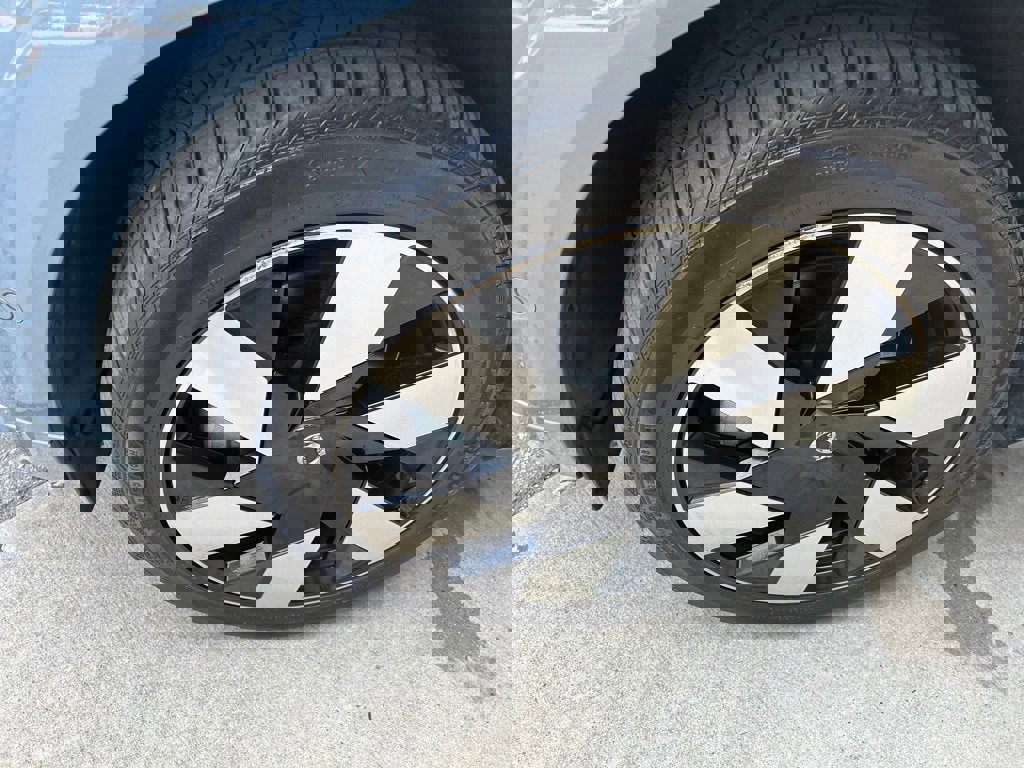 Certified 2024 Volvo XC60 T8 Plus w/ Climate Package image 4