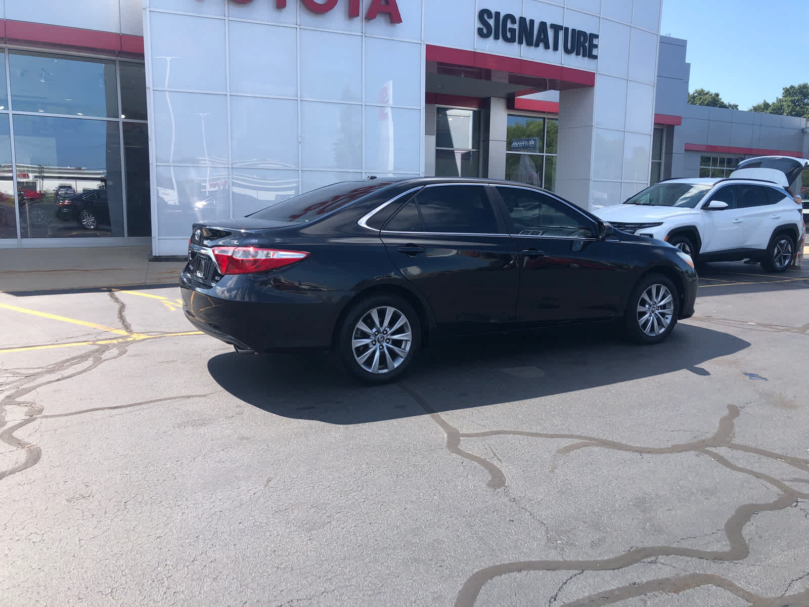 Used 2017 Toyota Camry XLE FWD image 2