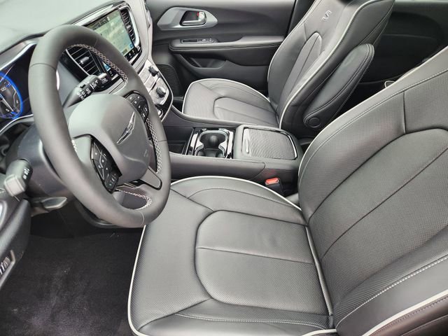 New 2026 Chrysler Pacifica Limited FWD image 9