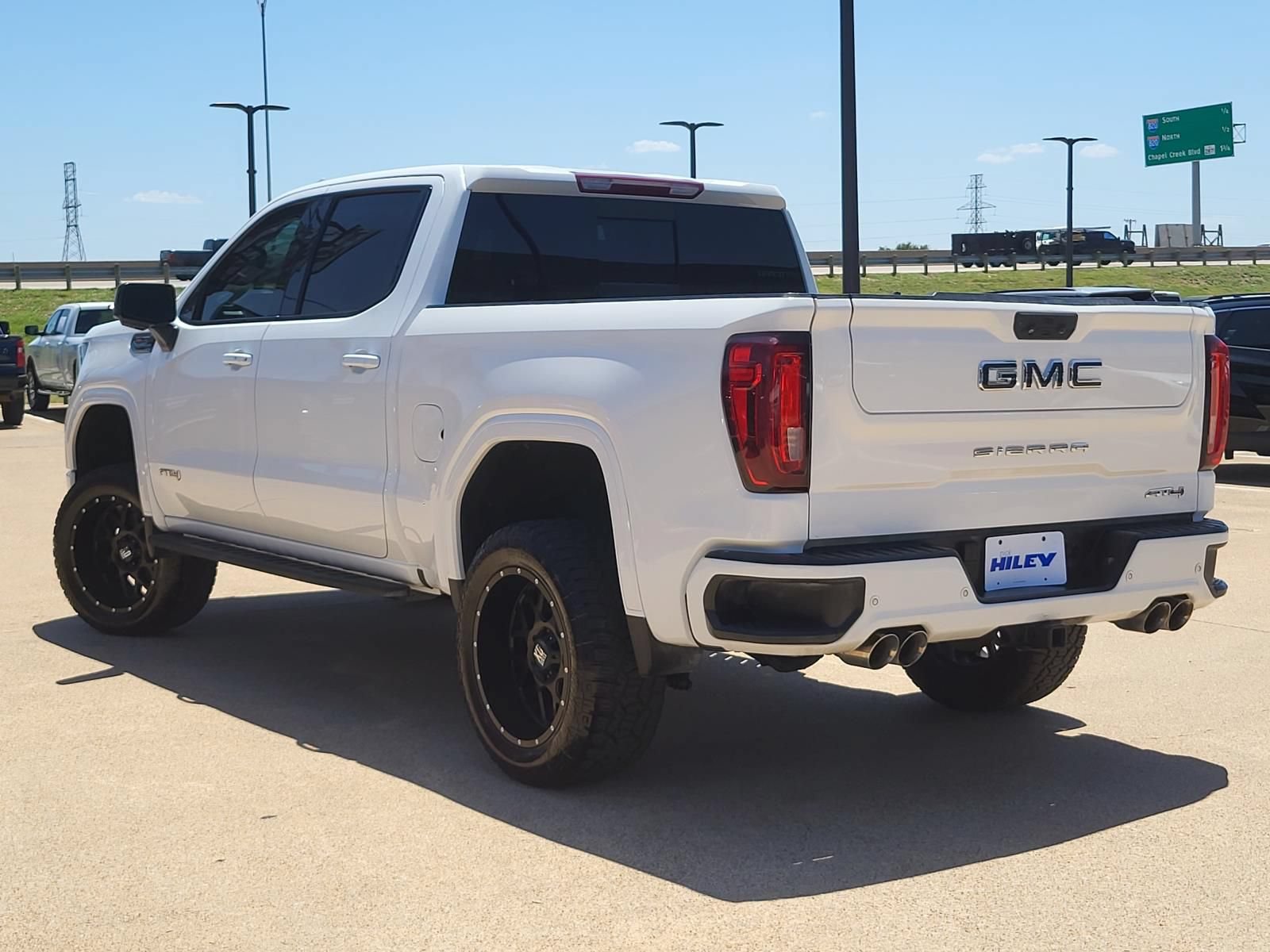 Used 2022 GMC Sierra 1500 AT4 w/ AT4 Premium Package AWD/4WD image 3