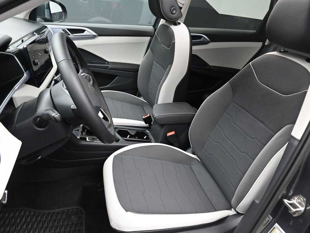New 2025 Volkswagen Taos SE image 19