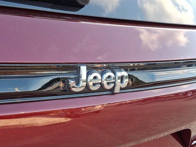 Used 2023 Jeep Grand Cherokee Laredo image 30
