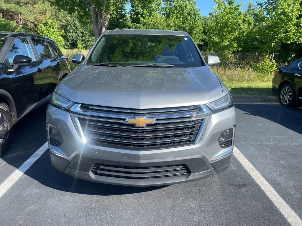 Used 2023 Chevrolet Traverse LT FWD image 2