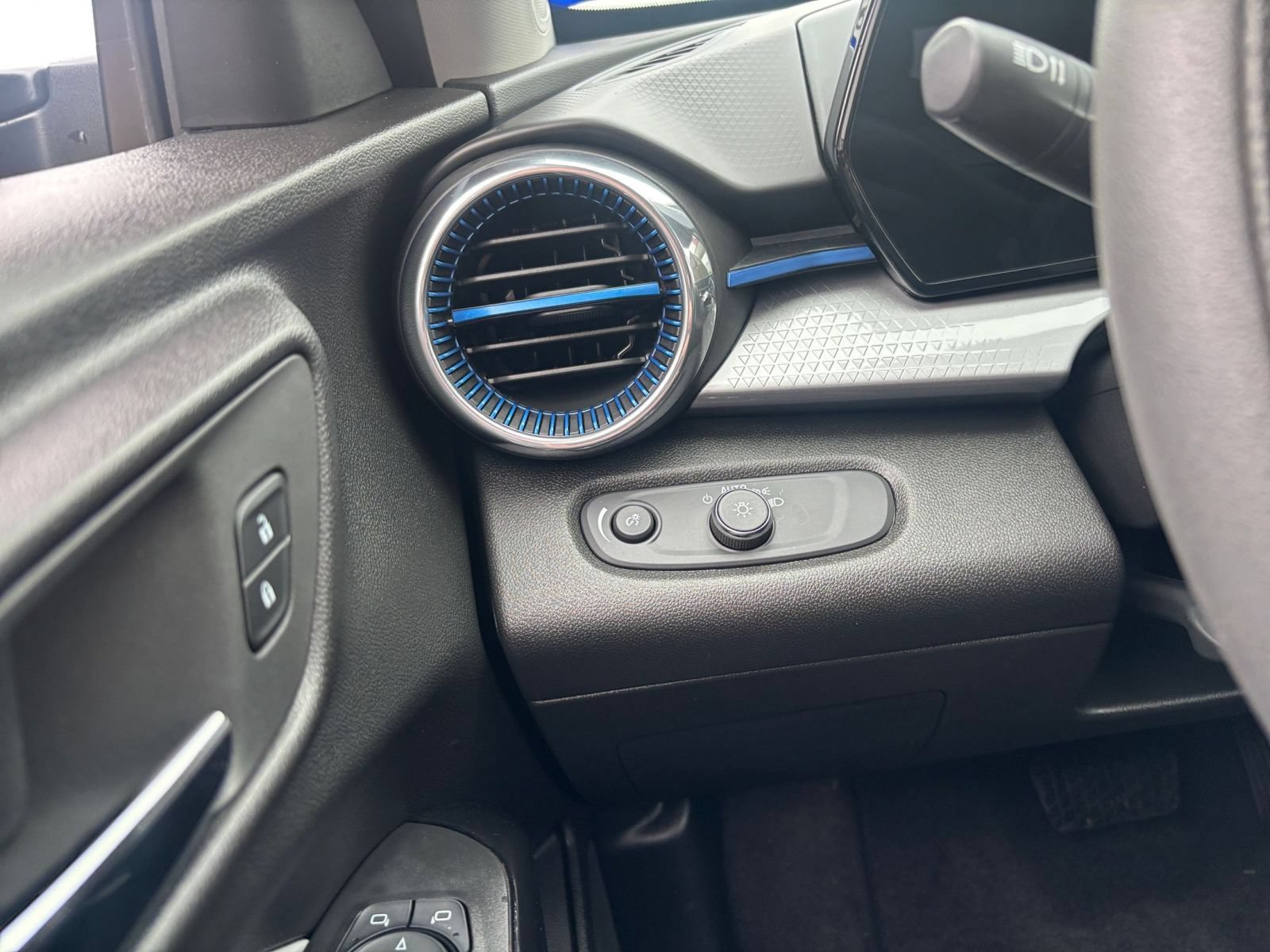 Used 2025 Chevrolet Trax LT FWD image 28