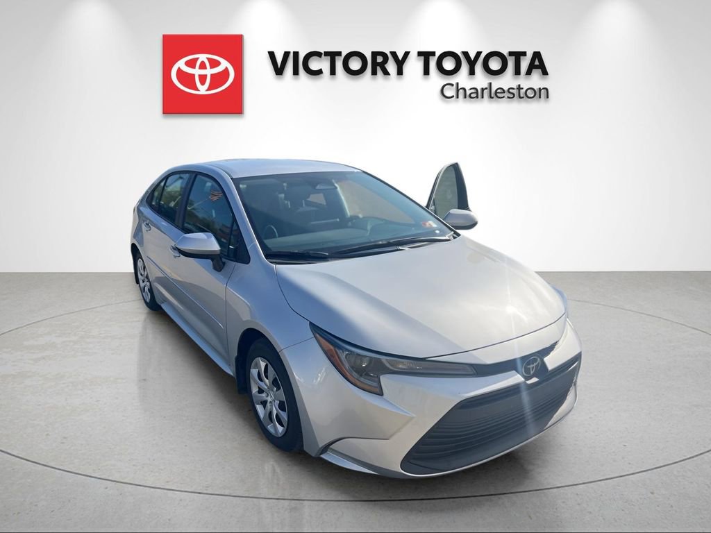 Used 2025 Toyota Corolla LE image 2