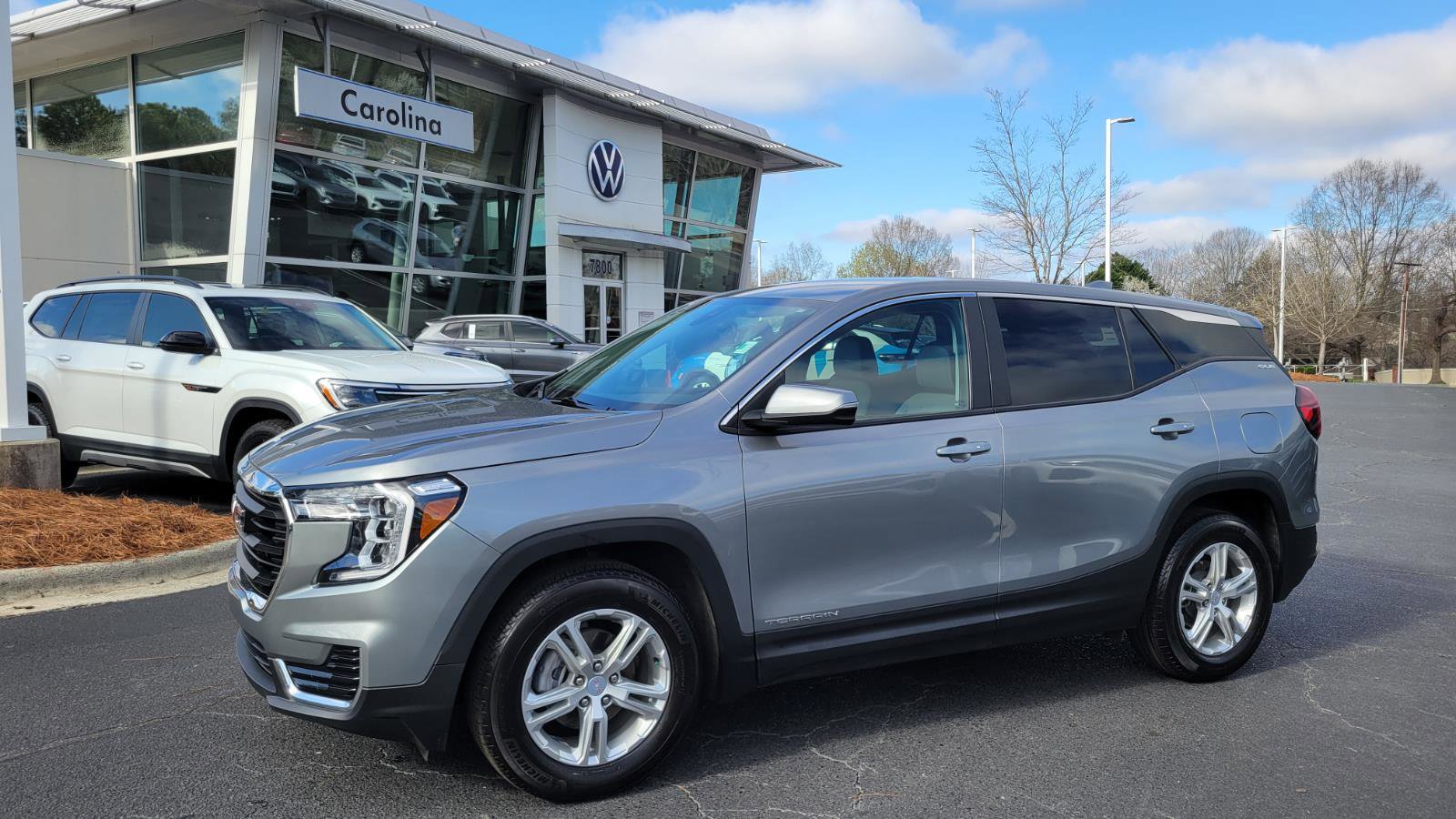 Used 2023 GMC Terrain SLE image 1