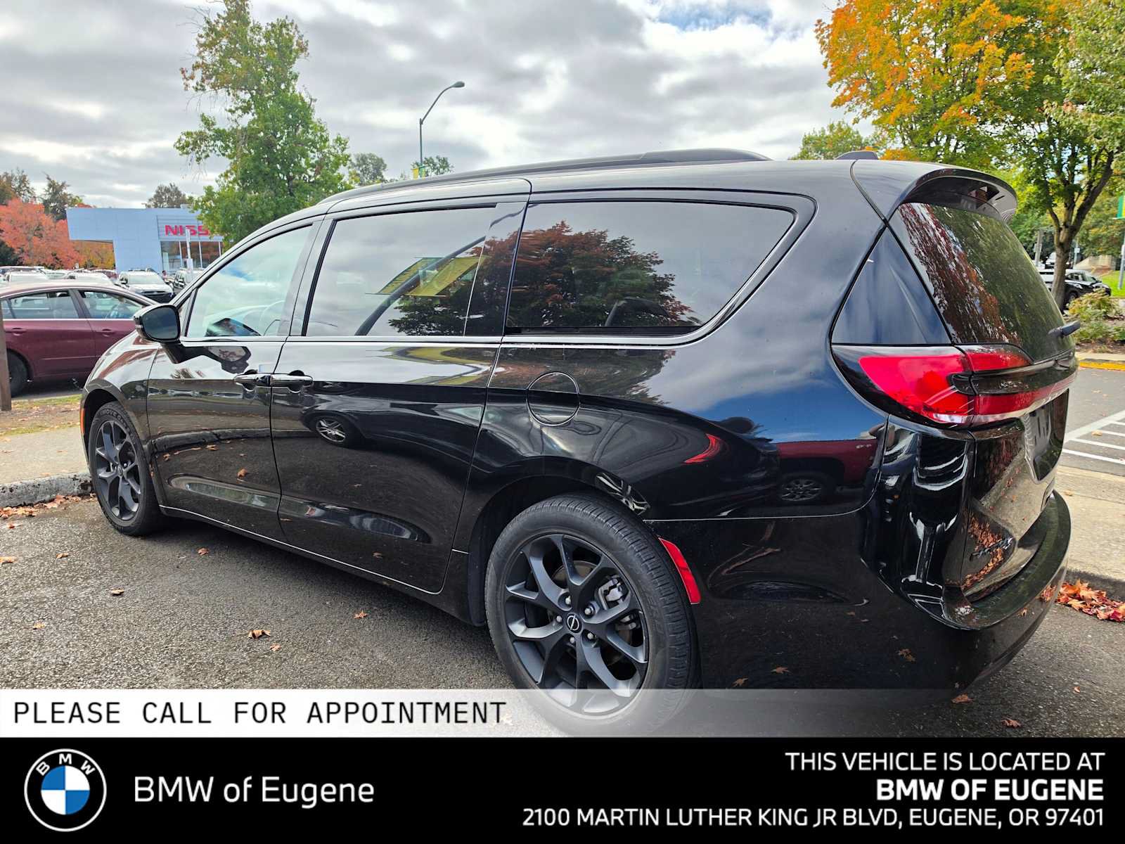 Used 2025 Chrysler Pacifica Limited FWD image 6