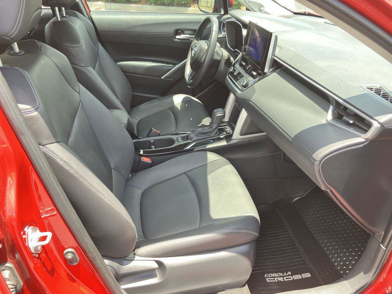 Certified 2023 Toyota Corolla Cross XLE image 33