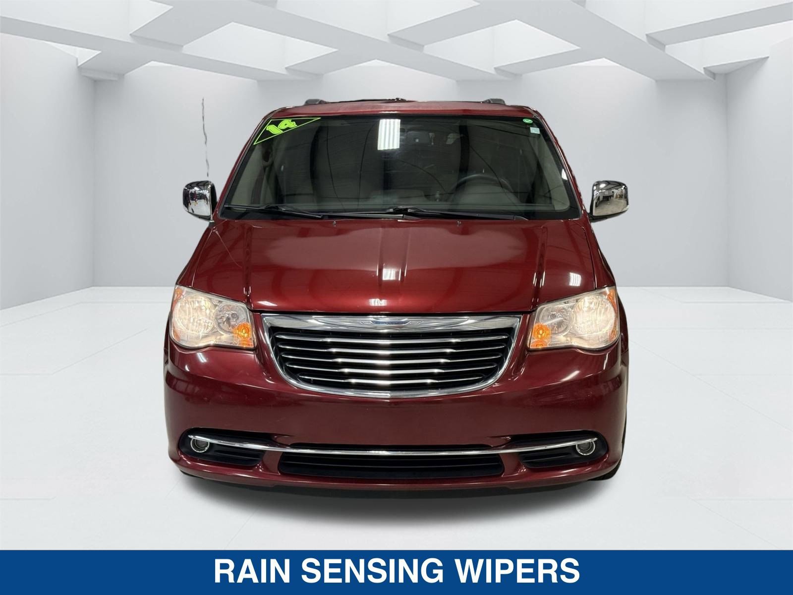 Used 2014 Chrysler Town & Country Touring-L image 7