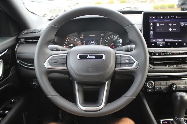 Used 2025 Jeep Compass Latitude w/ Convenience Group AWD/4WD image 13