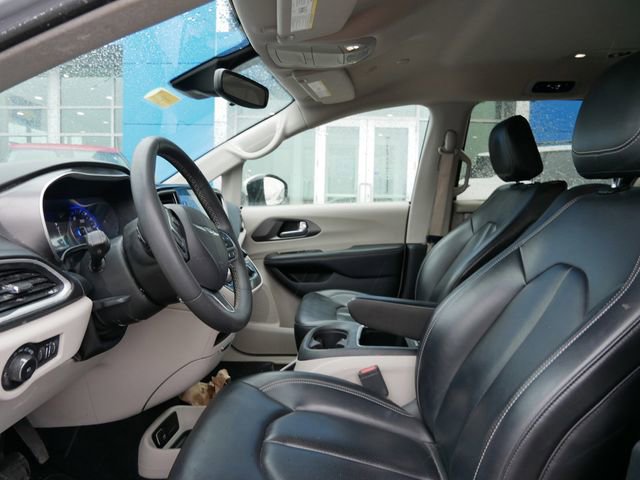 Used 2023 Chrysler Pacifica Touring-L image 4
