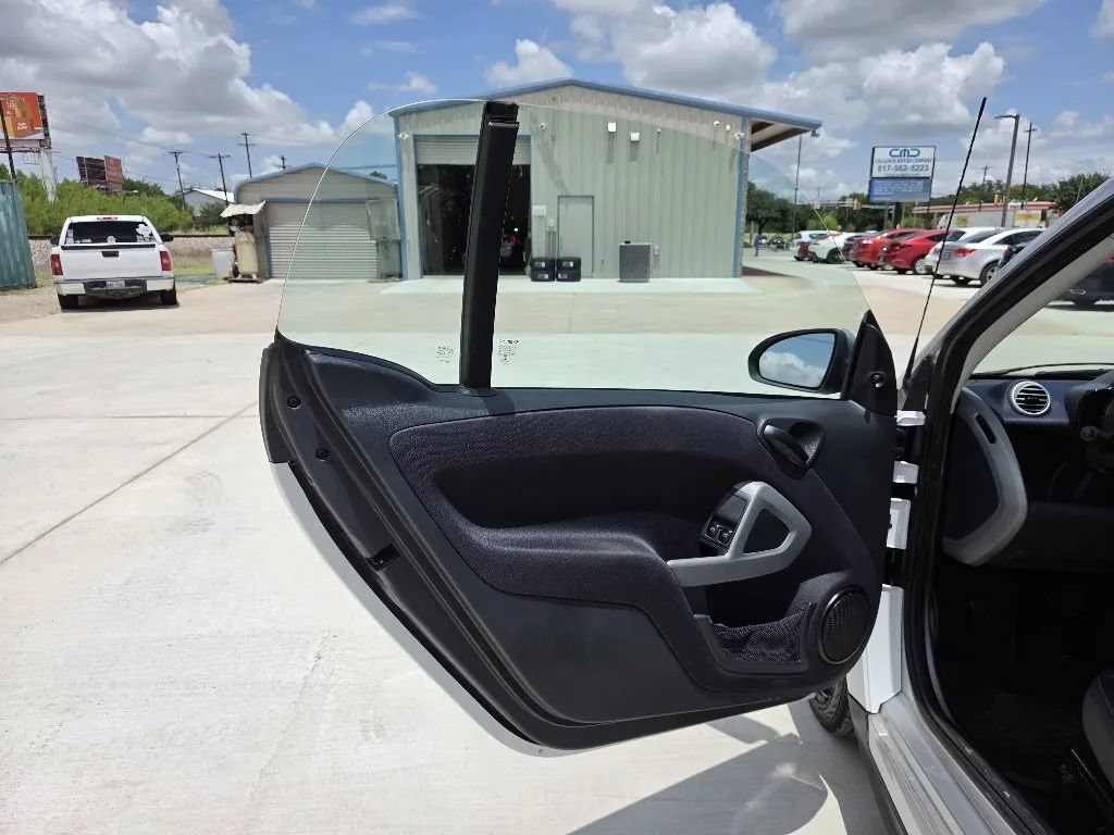 Used 2015 smart fortwo pure RWD image 9