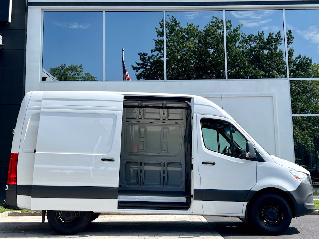 Used 2025 Mercedes-Benz Sprinter 2500 image 9