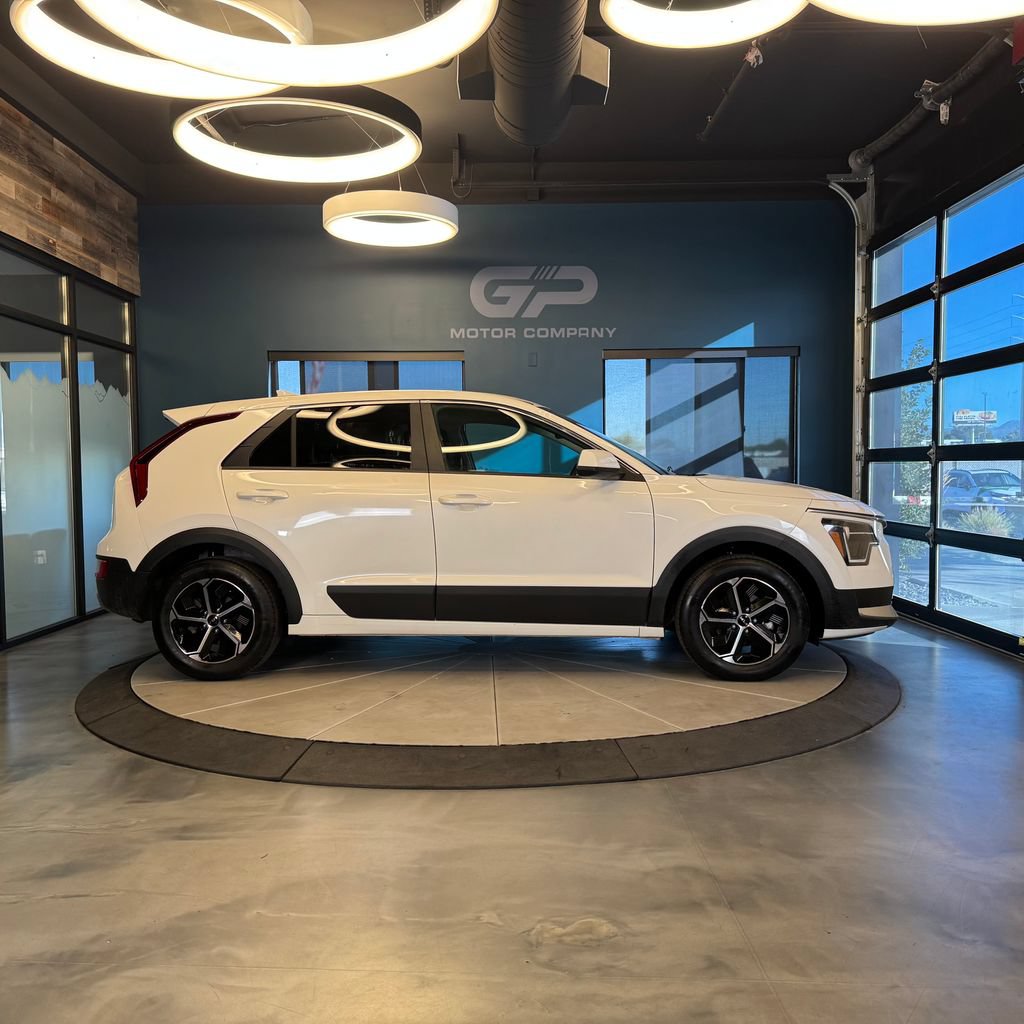 Used 2025 Kia Niro LX FWD image 2