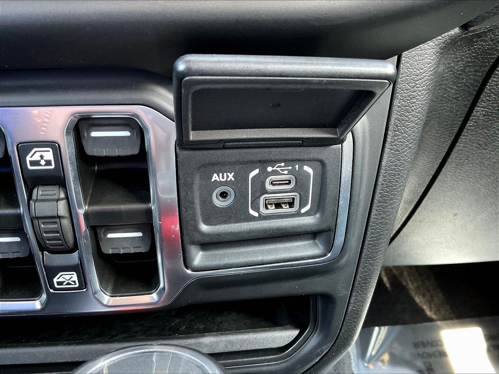 Used 2023 Jeep Wrangler Unlimited Sahara AWD/4WD image 16