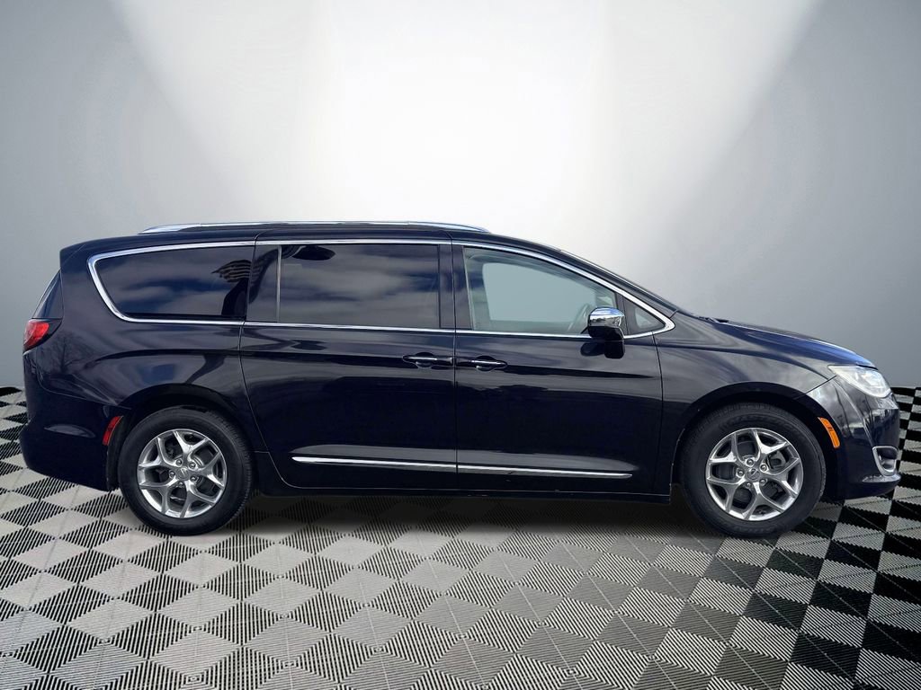 Used 2017 Chrysler Pacifica Limited image 6