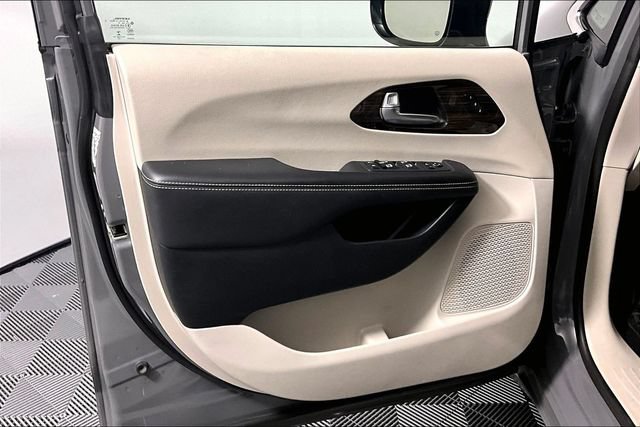 Used 2023 Chrysler Pacifica Limited FWD image 23