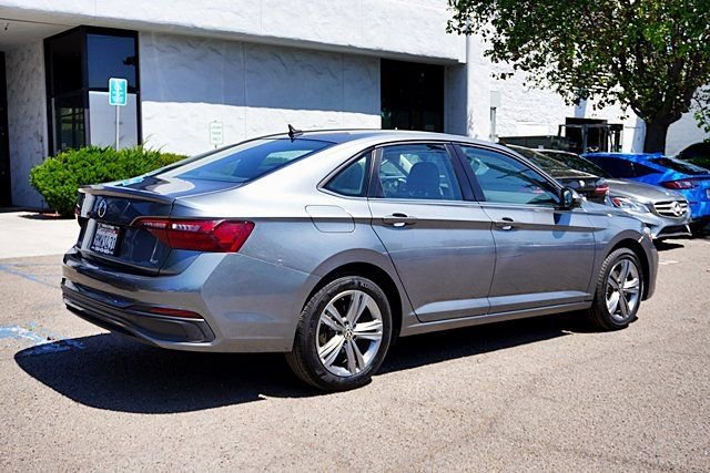 Used 2024 Volkswagen Jetta SE FWD image 8