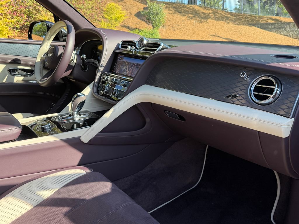 Used 2023 Bentley Bentayga image 2