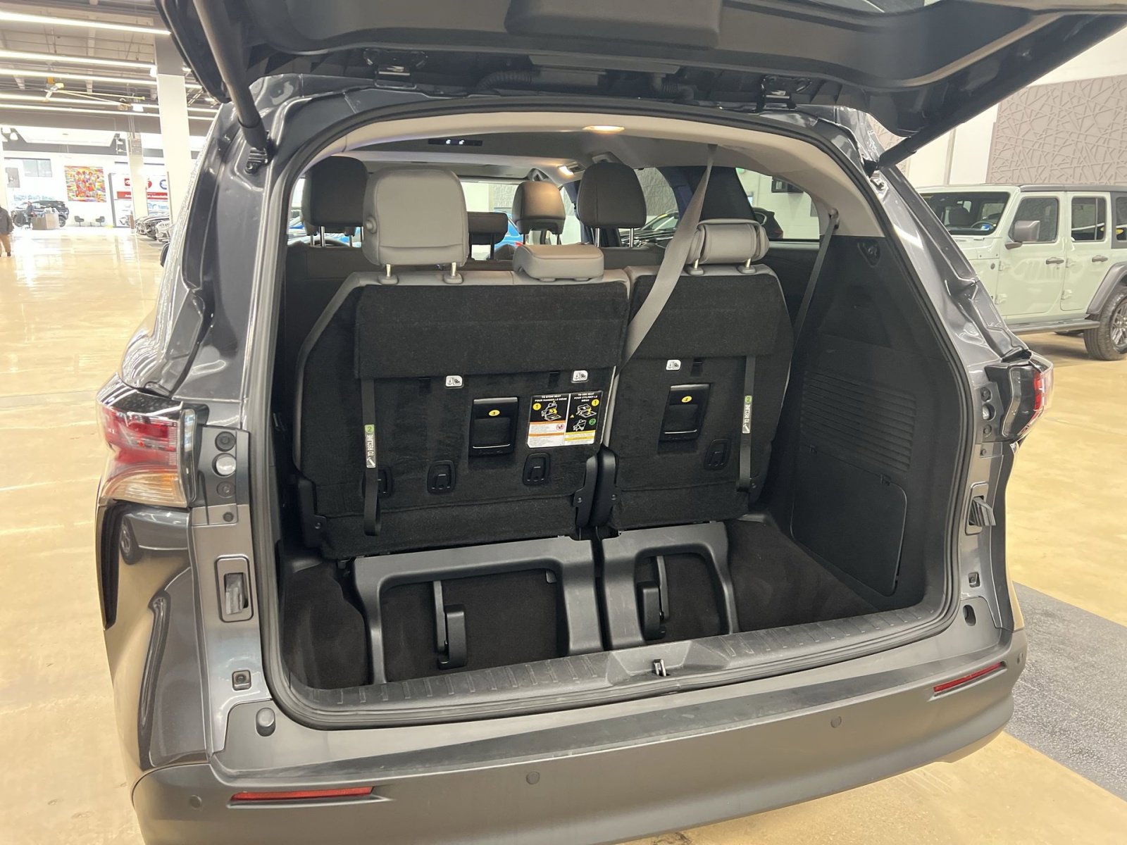 Used 2025 Toyota Sienna XLE image 25