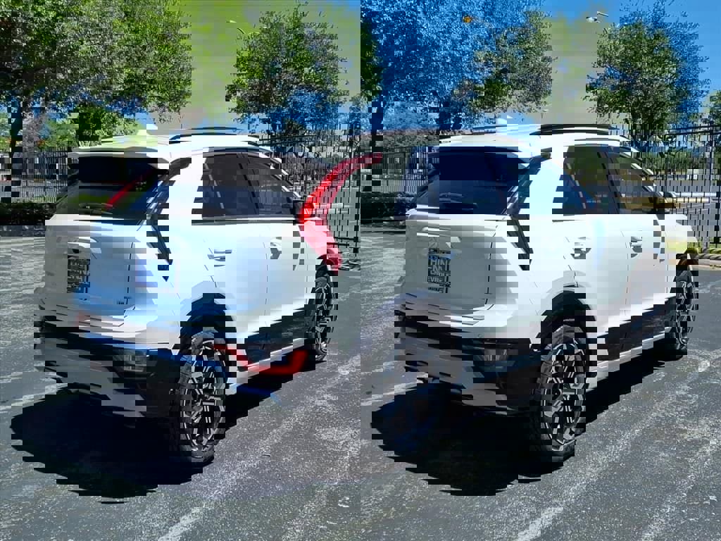 Used 2023 Kia Niro EX Touring image 4